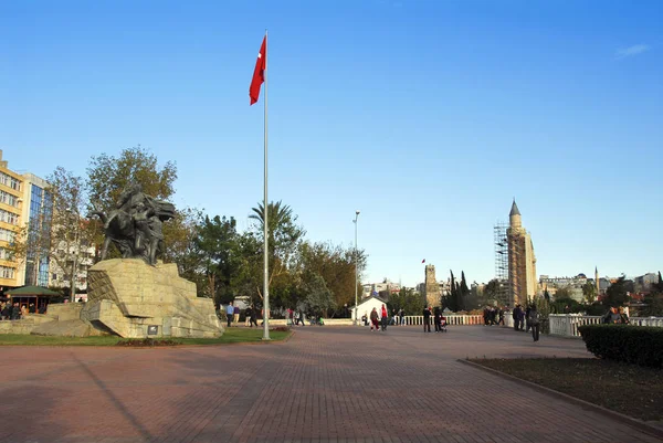 Antalya, Turchia, 18 dicembre 2010: Piazza Muratpasa — Foto Stock