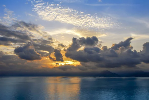 Antalya, Türkei, 19. Dezember 2010: Golf von antalya mit Wolken a — Stockfoto