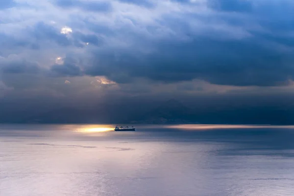 Antalya, Türkei, 20. Dezember 2010: Golf von Antalya mit Wolken a — Stockfoto