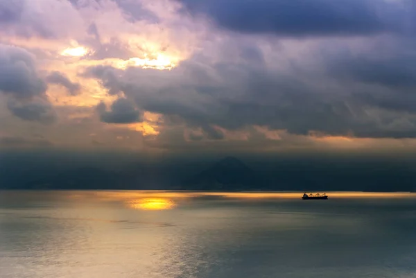 Анталья, Турция, 20 декабря 2010 г.: Антальский залив с облаками — стоковое фото