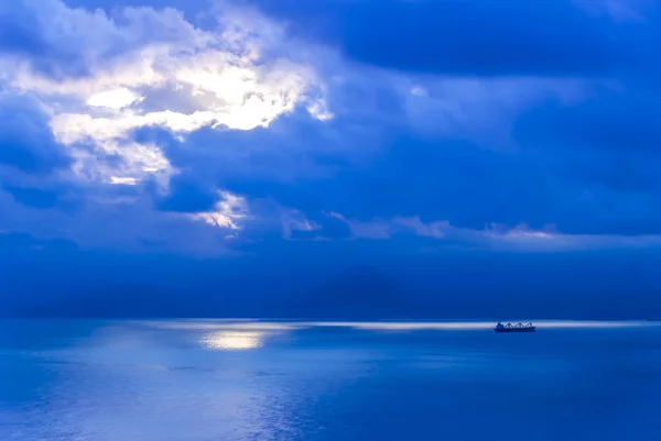 Antalya, Türkei, 20. Dezember 2010: Golf von Antalya mit Wolken a — Stockfoto