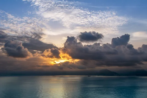 Antalya, Türkei, 20. Dezember 2010: Golf von Antalya mit Wolken a — Stockfoto