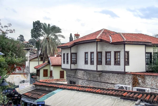 Antalya, Turquia, 15 de dezembro de 2010: Old Antalya Houses at Kaleici — Fotografia de Stock