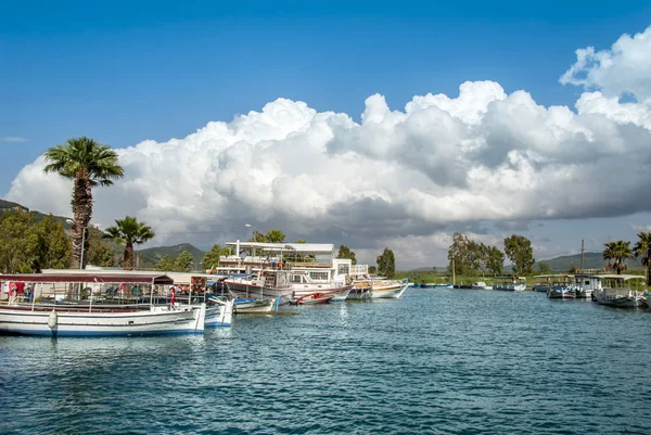 Mugla, Turkiet, 24 maj 2012: båtar på Azmak ström, Gokova Bay, A — Stockfoto