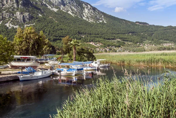 Mugla, Turkije, 24 mei 2012: boten op Azmak Stream, baai van Gokova, A — Stockfoto