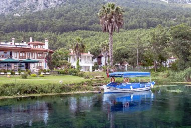 Muğla, Türkiye, 14 Mayıs 2012: tekne ve evleri Azmak akışı, Gok
