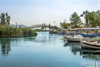 Muğla, Türkiye, 14 Mayıs 2012: Köprü ve tekneler Azmak akışı, git