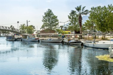 Muğla, Türkiye, 14 Mayıs 2012: Köprü ve tekneler Azmak akışı, git