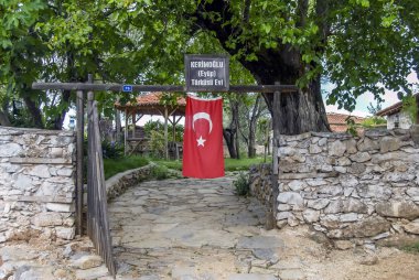 Muğla, Türkiye, 13 Mayıs 2012: Yerkesik evinde Kerimoğlu