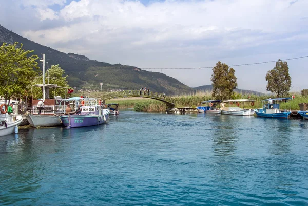 Muğla, Türkiye, 14 Mayıs 2012: Köprü ve tekneler Azmak akışı, git