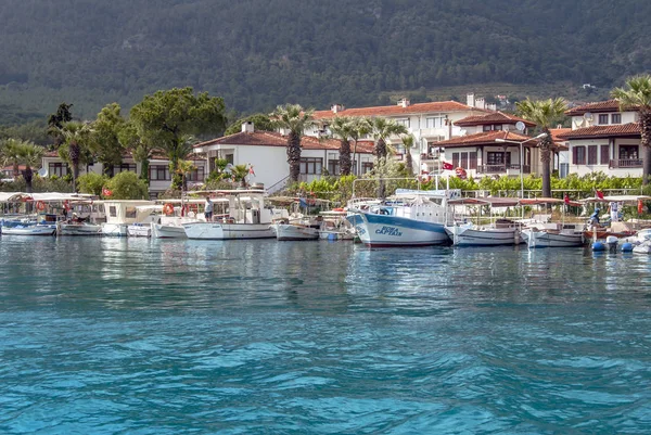 Mugla, Turquie, 14 mai 2012 : Bateaux et maisons à Azmak Stream, Go — Photo