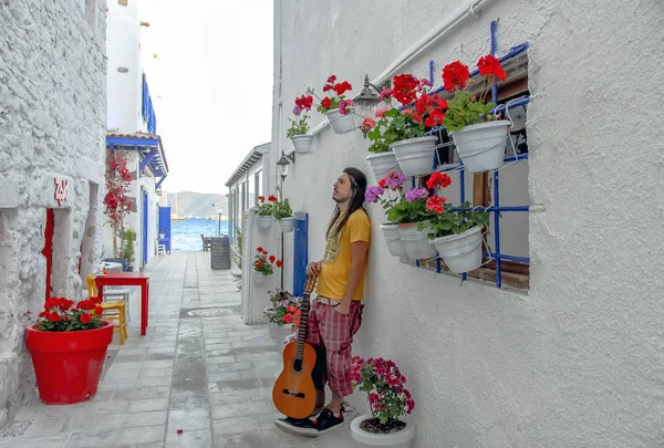 Bodrum, Türkiye, 19 Mayıs 2011: beyaz Bodrum sokaklarında gitarist