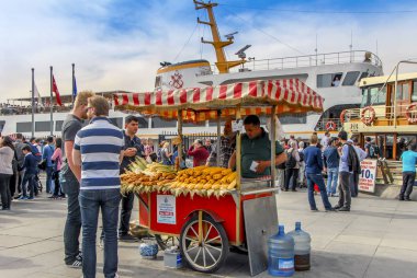 Istanbul, Türkiye, 3 Nisan 2014: Eminönü Mısır satıcı