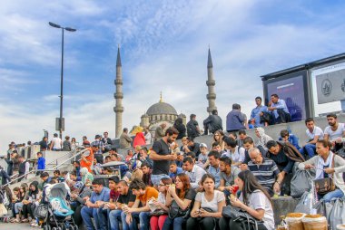Istanbul, Türkiye, 3 Nisan 2014: insanlar yeme balık ekmek, Yeni ecek