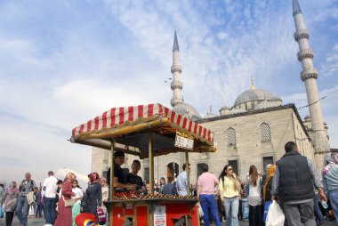 Istanbul, Türkiye, 3 Nisan 2014: kestane satıcı, Yeni Cami, Emin