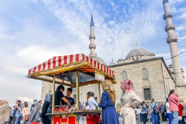 Istanbul, Türkiye, 3 Nisan 2014: kestane satıcı, Yeni Cami, Emin
