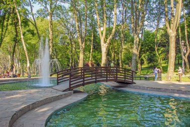 Istanbul, Türkiye, 30 Nisan 2008: Gülhane Parkı, köprü ve Havuzu