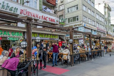 Istanbul, Türkiye, 29 Ocak 2019: kadın pazarda Kebap Salonu