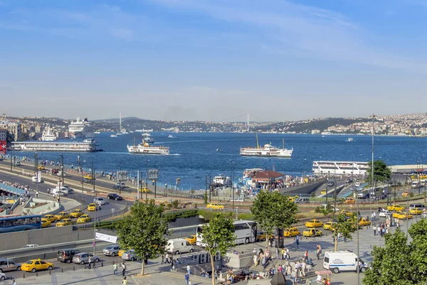 Стамбул, Турция, 11 июня 2007 г.: Корабли в Каракое — стоковое фото