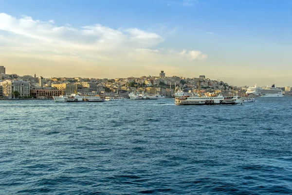 Istanbul, Turkey, 11 April 2007: Ships at Karakoy — Stock Photo, Image