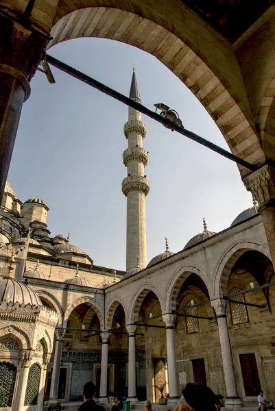 Istambul, Turquia, 25 de abril de 2006: Mesquita Yeni, Eminonu — Fotografia de Stock