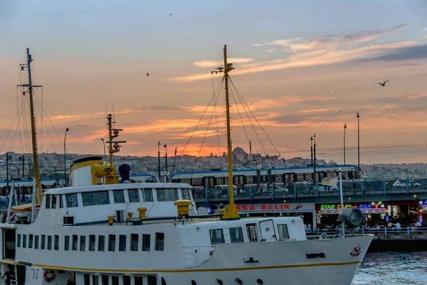 Istanbul, Turki, 2 Agustus 2011: Pelabuhan feri, Sirkeci — Stok Foto