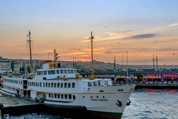 Istanbul, Turecko, 2. srpna 2011: trajektový přístav, Sirkeci — Stock fotografie