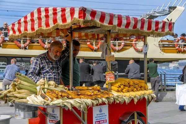 Istanbul, Türkiye, 3 Nisan 2014: Eminönü Mısır satıcı