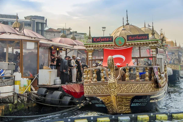 Istanbul, Türkiye, 3 Nisan 2014: Eminönü tarihi balık ekmek Salonu