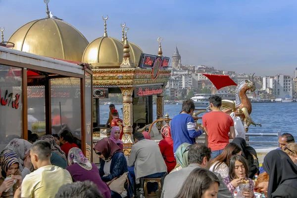 Istanbul, Türkiye, 3 Nisan 2014: Eminönü tarihi balık ekmek Salonu