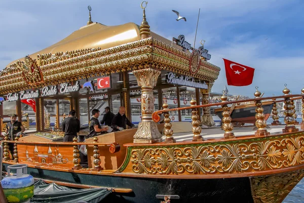 Istanbul, Türkiye, 3 Nisan 2014: Eminönü tarihi balık ekmek Salonu