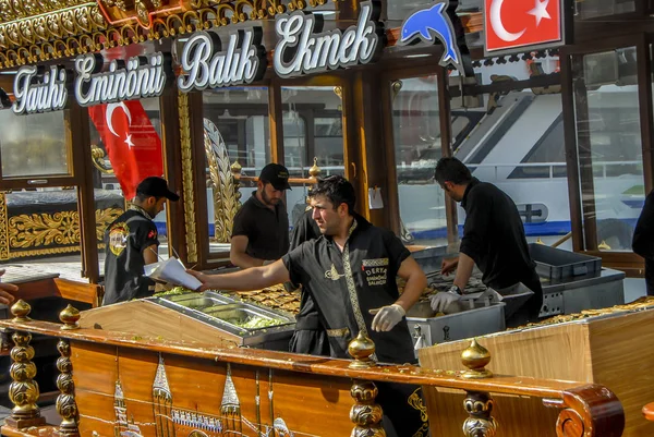 이스탄불, 터키, 3 월 2014: Eminonu 역사적인 물고기 빵가 게 — 스톡 사진