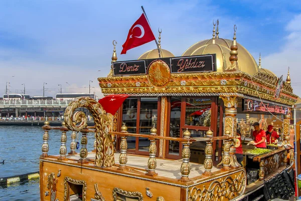 Istanbul, Türkiye, 3 Nisan 2014: Eminönü tarihi balık ekmek Salonu