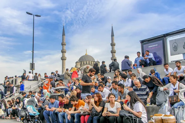 Istanbul, Türkiye, 3 Nisan 2014: insanlar yeme balık ekmek, Yeni ecek