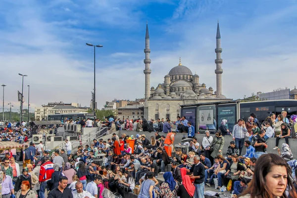 Istanbul, Türkiye, 3 Nisan 2014: insanlar yeme balık ekmek, Yeni ecek