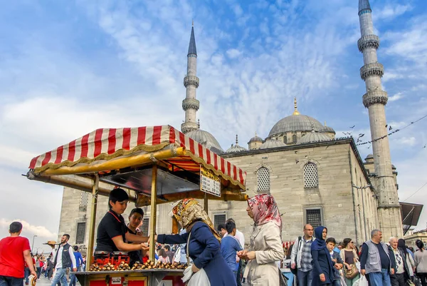 Istanbul, Türkiye, 3 Nisan 2014: kestane satıcı, Yeni Cami, Emin