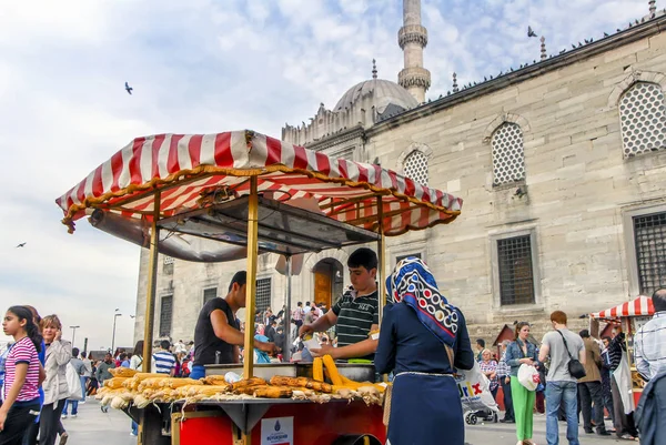 Istanbul, Türkiye, 3 Nisan 2014: Mısır satıcı, Yeni Cami, Eminönü