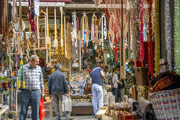 Istanbul, Turkey, 3 May 2014: Hasircilar Bazaar, Eminonu — Stock Photo, Image