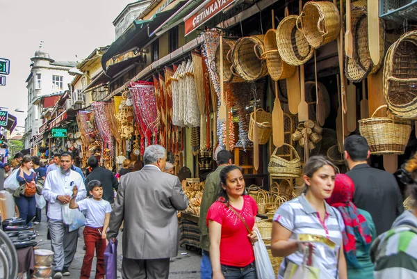 Istambul, Turquia, 3 de maio de 2014: Hasircilar Bazaar, Eminonu — Fotografia de Stock