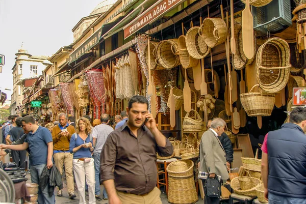 Istanbul, Turkey, 3 May 2014: Hasircilar Bazaar, Eminonu — Stock Photo, Image