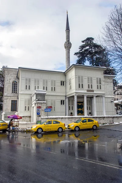 Стамбул, Турция, 26 января 2010: Белый деревянный особняк и крик — стоковое фото