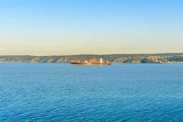 Isztambul, Törökország, 2015. május 9.: a Fekete-tenger, a Rumeli Feneri hajó, — Stock Fotó