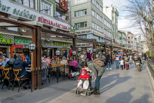Isztambul, Törökország, 2019. január 29.: Kebab boltban, a piacon női — Stock Fotó
