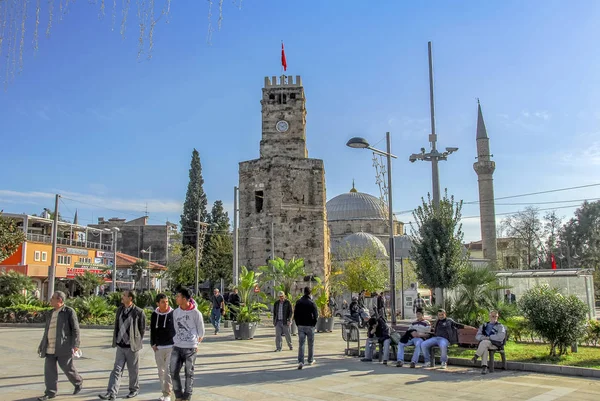 Antalya, Turquia, 17 de dezembro de 2010: Torre do Relógio com Mesquita em Mu — Fotografia de Stock