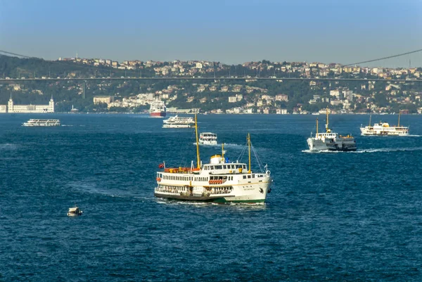 Istanbul, Turkey, 11 June 2007: Ships at Bosphorus — Stock Photo, Image