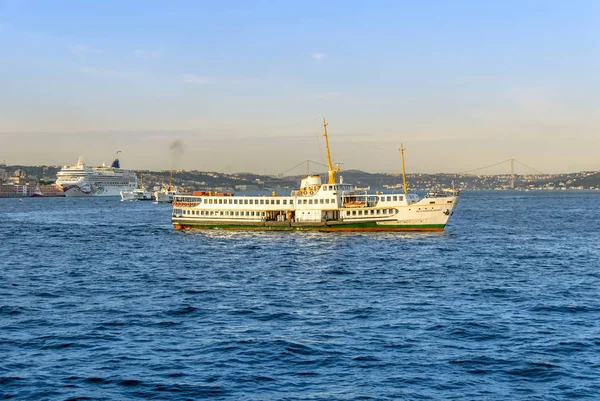 Istanbul, Turkey, 11 June 2007: Ships at Karakoy — Stock Photo, Image