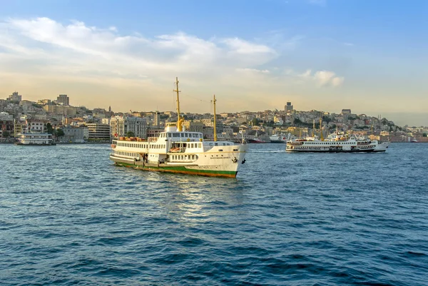 Istanbul, Türkiye, 11 Nisan 2007: Karaköy gemiler