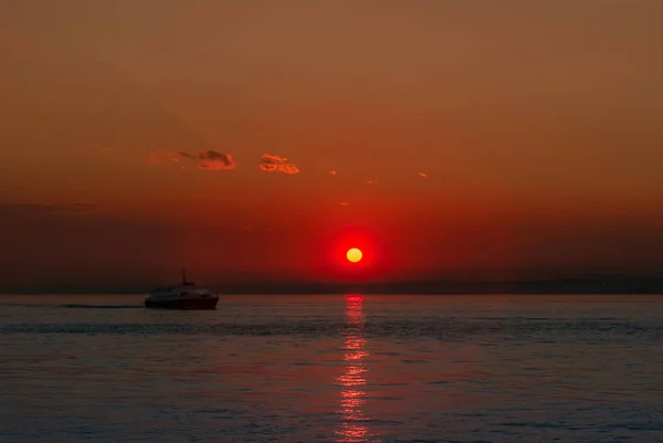 Istanbul, Türkei, 1. April 2006: Sonnenuntergang, Fähre der Stadtlinien, kadiko — Stockfoto