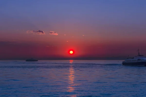 Istanbul, Türkei, 1. April 2006: Sonnenuntergang, Fähre der Stadtlinien, kadiko — Stockfoto