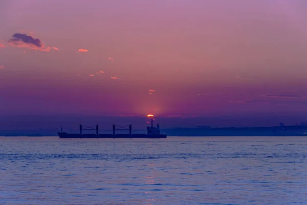 Istanbul, Türkei, 1. April 2006: Sonnenuntergang, Frachter, kadikoy — Stockfoto